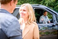 Sturm der Liebe – Markus (Timo Ben Schöfer, r.) stibitzt in einem unbeobachteten Moment Katjas (Isabell Stern, M. mit Martin Walde, l.) Handy.
