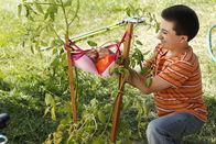 The Middle – Während Brick (Atticus Shaffer) den Sommer über eine Tomate züchten will, möchte Sue mehr Zeit mit ihrem Vater verbringen. Dieser löst nämlich großes Entsetzen bei seiner Tochter aus, als er verkündet, dass Axl sein Lieblingskind ist ...