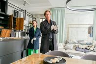 Der Alte – In der Wohnung des Opfers sammeln Caspar Bergmann (Thomas Heinze) und Annabell Lorenz (Stephanie Stumph) wichtige Erkenntnisse.