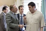 Monk – (v.li.): Tony Shalhoub (Adrian Monk), Ted Levine (Capt. Leland Stottlemeyer), Jason Gray-Stanford (Lt. Randall Disher), Alfred Molina (Peter Magneri).