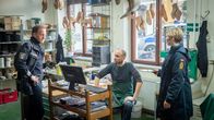 SOKO Wismar – Stine (Sidsel Hinhede, r.) und Timmermann (Mathias Junge, l.) ermitteln bei Schuhmacher Hannes Eckert (Andreas Dobberkau, M.). Am Tatort hat die Kriminaltechnik eine auffällige Fußspur entdeckt, die zum Täter gehören könnte. Erkennt der Schuhmacher den ungewöhnlichen Abdruck? Kommen sie dem Täter endlich auf die Spur?