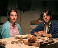 Liebe und Revolution – Catherines Nachbarn Maryse (Christine Citti) und Serge (Marc Citti) machen sich große Sorgen um ihren Sohn Joseph.
