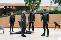 The Bank Hacker – Prince (Manuel Broekman, r.) verliert beim Banküberfall vollständig die Kontrolle und möchte den Anführer der Bande Alidor Van Praet (Gene Bervoets, 2.v.l.) umbringen. Ada (Ella-June Henrard, l.) und Souleymane (Claude Musungayi, M.) können Alidor nicht helfen. Sie müssen stumm dabei zu sehen, wie Prince Alidor bedroht. Kurt Dietrich (Attila Georg Borlan, M.) liegt regungslos am Boden. Ist er bereits tot?