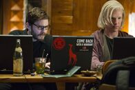Inside Wikileaks - Die fünfte Gewalt – Daniel Berg (Daniel Brühl, l.); Julian Assange (Benedict Cumberbatch, r.)