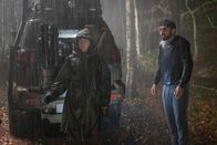 Two Weeks to Live – Kim Noakes (Maisie Williams, l.); Nicky (Mawaan Rizwan, r.)