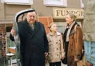 Der Dicke – Bei einem Auffahrunfall lernt Gregor Ehrenberg (Dieter Pfaff) seine neuen Nachbarinnen kennen: Die alleinerziehende Lisa Schubert (Ulrike Grote, rechts) und deren Tochter Charlotte (Alina Liss).