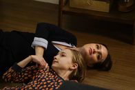 Single Parents – Angie D'Amato (Leighton Meester, oben); Sophie Cooper (Marlow Barkley, unten)