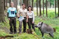 Der Ranger - Paradies Heimat – L-R: Lukas Waldek (Dennis Hofmeister), Jonas Waldek (Philipp Danne), Emilia Graf (Liza Tzschirner).