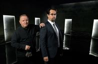 Tatort – Prof. Karl-Friedrich Boerne (Jan Josef Liefers, rechts) findet sich im Limbus wieder. Der Herr, der hier das Sagen hat, sieht Kommissar Frank Thiel (Axel Prahl) zum Verwechseln ähnlich.