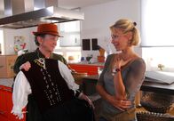 Schwarzwaldliebe – Gertrude (Barbara Focke, li.) hat für ihre künftige Schwiegertochter und angehende Bauersfrau Elisabeth (Claudine Wilde) das passende Outfit mitgebracht.