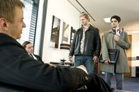 Der letzte Bulle – Die Banker Jonas Meyer (Jürgen Lehmann, 2.v.l.) und Markus Breckwoldt (Tom Wlaschiha, l.) ahnen noch nicht, dass sich an ihre Fersen der letzte Bulle (Henning Baum, 2.v.r.) und sein Kollege (Maximilian Grill, r.) geheftet haben ...
