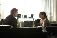 Ringer – Eigentlich wollte Andrew (Ioan Gruffudd, l.) seine Tochter Juliet (Zoey Deutch, r.) zu einer Entziehungskur zwingen, doch dann beschließt er, sie auf eine staatliche Schule zu schicken.