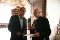 SOKO Wien – Oberst Otto Dirnberger (Dietrich Siegl, l.) zeigt Abt Bernhard Höllerer (Dietrich Hollinderbäumer, r.) den Gerichtsbeschluss, der besagt, dass alle Ordensinsassen eine Speichelprobe abgeben müssen.