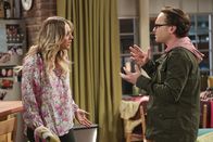 The Big Bang Theory – Nachdem Penny (Kaley Cuoco, l.) Leonard (Johnny Galecki, r.) eine wichtige Frage stellt, scheint sie deren gesamte Beziehung in Frage zu stellen ...