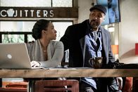 The Flash – Iris (Candice Patton, l.); Joe (Jesse L. Martin, r.)