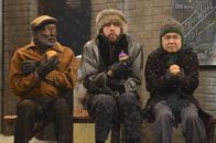 2 Broke Girls – Als Earl (Garrett Morris, l.) und Han (Matthew Moy, r.) Oleg (Jonathan Kite, M.) anbieten ihm beim Umzug zu helfen, ahnen sie nicht, was auf sie zukommen wird ...