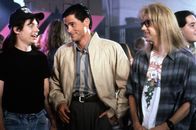 Wayne's World – Der Produzent Benjamin Oliver (Rob Lowe, M.) erzählt den Freunden Wayne Campbell (Mike Myers, l.) und Garth Algar (Dana Carvey, r.), dass er ihre Fernsehshow groß rausbringen möchte. Doch in Wahrheit ist er nur an seinem eigenen Vorteil interessiert.