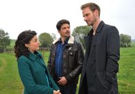 Sturm der Liebe – ARD STURM DER LIEBE FOLGE 1897 Uhr im ERSTEN. Daniel (Daniel Buder, M.) erkennt, dass Pauline (Liza Tzschirner, l.) und Leonard (Christian Feist, r.) einmal ein Liebespaar waren.