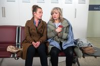 Rote Rosen – Katrin (Nicole Ernst, r.) fragt sich unter Schock, ob sie Schuld an Leos Zustand trägt, weil sie zu zögerlich war (mit Maria Fuchs, l.).