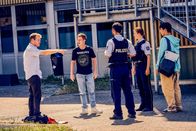neoriginal: Like a Loser – Ernst (Diyar Ilhan, r.) hat vor Eifersucht die Polizei auf Julian (Ben Münchow, l.) gehetzt mit der Behauptung, Julian habe Janniks (Leon Siedel, 2.v.l.) Fahrrad alleine beschädigt. Jannik, der Julian, bis eben noch für seinen Vater hielt, ist nun vollkommen verwirrt.
