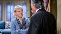 Sturm der Liebe – Helene (Sabine Werner, l.) ist überrumpelt, als Günther (Johann Schuler, r.) gesteht, dass er sich in sie verliebt hat.