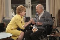 Two and a Half Men – Ein Herz und eine Seele: Wenn es um Marty (Carl Reiner, r.) geht, vergisst Evelyn (Holland Taylor, l.) sogar ihren Zynismus und kümmert sich liebevoll um ihren zukünftigen Ehemann ...