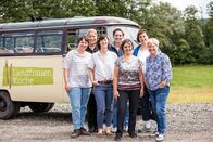 Landfrauenküche – Gruppenbild: Alle sieben Landfrauen. Von links: Katharina Mayer, Heidi Kaiser, Theresa Frantz, Cathi Lichtmannegger, Edeltraud Zehetmeier, Birgit Vogl und Barbara Baumann.