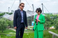 Der Alte – Caspar Bergmann (Thomas Heinze, l.) und Annabell Lorenz (Stephanie Stumph, r.) stellen einem potentiell Verdächtigen auf dem Olympiaberg eine Falle.