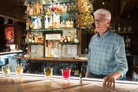 The Good Place – Setzt große Hoffnung und viel Vertrauen in seine vier Menschen: Michael (Ted Danson) ...