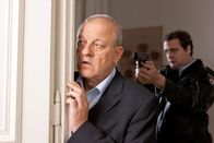 Wilsberg – Wilsberg (Leonard Lansink, li.) dringt in eine fremde Wohnung ein und wird von Streifenpolizist Lüdtke (Andreas Merker) festgenommen.