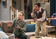 The Big Bang Theory – Sind beim Babysitten absolut überfordert: Stuart (Kevin Sussman, l.) und Raj (Kunal Nayyar, r.) ...