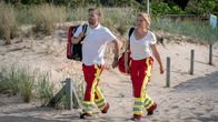 Praxis mit Meerblick – Einsatz am Strand: Nora Kaminski (Tanja Wedhorn, li.) mit ihrem Rettungssanitäter-Kollegen Lars Hinrichs (Bo Hansen).