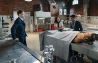 Elementary – Holmes (Jonny Lee Miller, l.) und Watson (Lucy Liu, M.) werden von Mycrofts Bekannter Lin Wen engagiert, um die Männer ausfindig zu machen, die sie töten wollen. Auch Detective Bell (Jon Michael Hill, r.) ermittelt und bringt bald Licht ins Dunkel ...