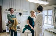 Charité – Leistungsturnerin Katharina (Lilly von Klitzing, M.) und ihr Trainer Hajo Brennscheidt (Peter Miklusz, l.) suchen Hilfe bei Dr. Ingeborg Rapoport (Nina Kunzendorf, r.).