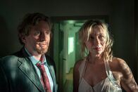 Tatort – Iwan Windisch (Jörg Witte) und Nicole Windisch (Therese Hämer) werden mit einem Foto konfrontiert.