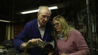 Mythos - Die größten Rätsel der Geschichte – Antonio Piró und Ana Mafé García prüfen die Maße des Kelchs.