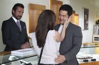 The Mentalist – Bei einem Diamantenraub wurden zwei Wachmänner erschossen. Ein rosa Brillant aus dem Diebesgut taucht beim Juwelier Hugo Joubert (William Abadie, l.) auf. Lisbon (Robin Tunney, M.) und Kimball (Tim Kang, r.) ermitteln ...