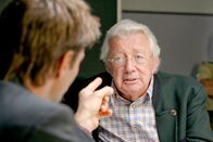 Die Rosenheim-Cops – Harry Norden (Dieter Thomas Heck, r.) wird von Kommissar Sven Hansen (Igor Jeftic, l.) ins Kreuzverhör genommen.