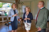 Die Rosenheim-Cops – Marie (Karin Thaler, M.) und Achtziger (Alexander Duda, r.) hoffen, dass Monika Schwanthaler (Lena Dörrie, l.) Gefallen am Programm der Musikakademie findet.