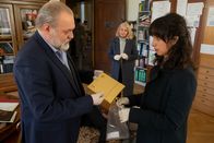 Der Alte – Am Tatort macht Richard Voss (Jan-Gregor Kremp, l.) eine Entdeckung, die auch seine Kolleginnen Annabel Lorenz (Stephanie Stumph, r.) und Dr. Franziska Sommerfeld (Christina Rainer, M.) stutzig macht.