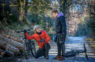 Sturm der Liebe – Die Mountainbike-Tour von Michael (Erich Altenkopf, l.) und Max (Stefan Hartmann, r.) findet ein jähes Ende.