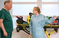 In aller Freundschaft – Carola Handke (Friederike Ott) erklärt Dr. Roland Heilmann (Thomas Rühmann) aufgebracht, dass der Patient nicht ihr Bruder ist. Da er aber seine Papiere dabeihatte, kann es nur eine Erklärung geben.