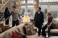 Two and a Half Men – Ein ganz besonderer Valentinstag: Walden (Ashton Kutcher, 2.v.l.), Alan (Jon Cryer, 2.v.r.), Zoey (Sophie Winkleman, l.) und Lyndsey (Courtney Thorne-Smith, r.) ...