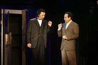 Monk – Für seinen neuesten Auftrag begibt sich Monk (Tony Shalhoub, re.) auf die Bühne des Zauberers Torini (Steve Valentine), dem Monk einen Mord nachweisen will.