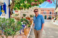 Was kostet... – Moderator Johannes Zenglein hat sich eine Pauschalreise auf die Insel Kreta gebucht. In 5 Tagen will er möglichst viel erleben. Und das für unter 1.000 Euro.