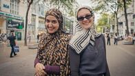 Ansichtssache – Maggie nimmt Nina mit zum Shoppen wo Nina das erste Mal ein Kopftuch trägt.