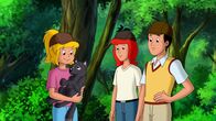 Bibi und Tina – Bibi (l.), Tina (M.) und Alex (r.) haben ein Junges aus dem Fluss gefischt. Wohin mit ihm?