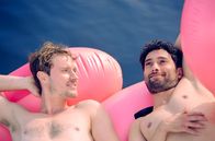 All You Need – Liebeskummer schweißt zusammen: Robbie (Frédéric Brossier, li.) und Levo (Arash Marandi) sitzen im selben Boot.