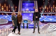 Quizduell-Olymp – Moderator Jörg Pilawa (r.) mit den Kandidatinnen des Teams „Musik“: Der Sängerin Johanna Mross (l.) und ihrer Mutter, der Musikerin Stefanie Hertel (2.v.l.).
