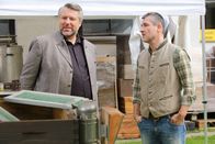 Die Rosenheim-Cops – Als Stadler (Dieter Fischer, l.) Bienengift bei Manfred Bender (Matthias Christian Rehrl, r.) entdeckt, gerät der Imker in Erklärungsnot.